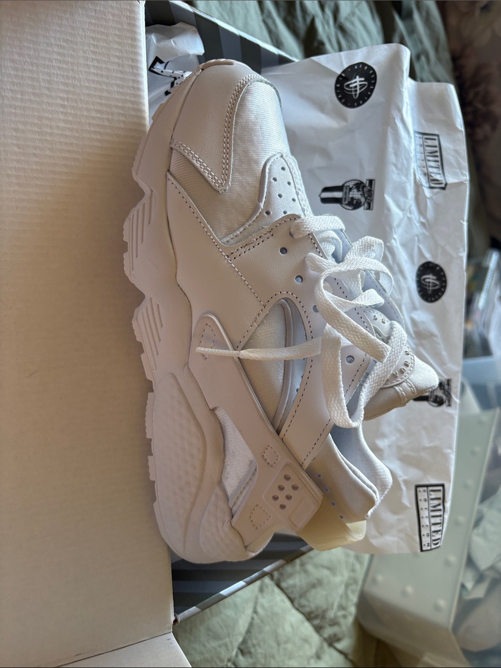 Nike White/Platinum W Air Huarache Box Label